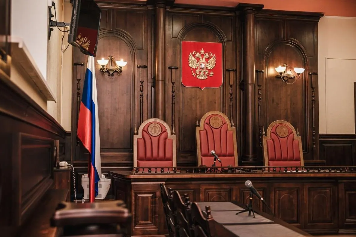 Правительство одобрило законопроект Верховного суда, который позволяет принимать на ряд должностей в судах выпускников юридических колледжей и студентов юридических вузов, освоивших не менее половины программы. Изменения направлены на снижение кадрового дефицита в аппаратах судов.