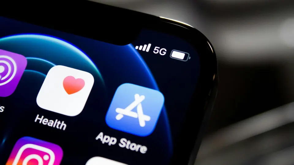 Мониторинг зафиксировал резкий рост неудачных подключений к App Store и сайту Apple в РФ: доля аномалий с середины июля достигла десятков процентов, что может свидетельствовать о целенаправленных ограничениях. Ранее Apple удаляла ряд российских приложений, а власти угрожали мерами и штрафами.