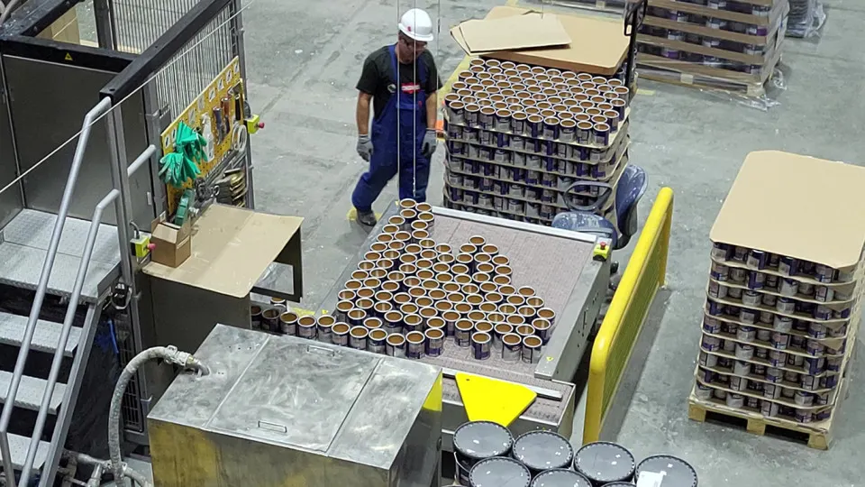 Указ передаёт доли в российских компаниях Akzo Nobel структуре «Развитие строительных активов». Получатель, по данным источников, связан со структурами госкорпораций; раньше та же компания получила контроль над российскими активами Rockwool.