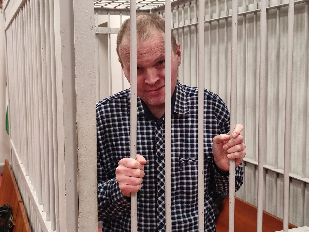 После возвращения из ШИЗО сокамерник облил Андрея Шабанова горячим чаем и ударил табуреткой; у пострадавшего зафиксировали побои, его посетил сотрудник прокуратуры. Поддержка сообщает о дисциплинарных мерах в отношении нападавшего.