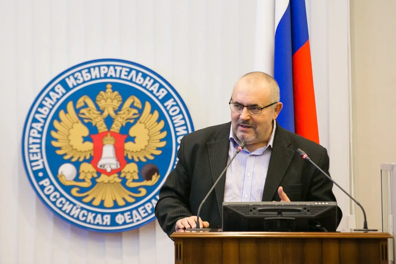 Бывший депутат сообщил о задержании и доставке в отдел полиции; официальных причин не называют. Ранее Минюст отнёс его к «иностранным агентам», после чего он лишился права участвовать в выборах.