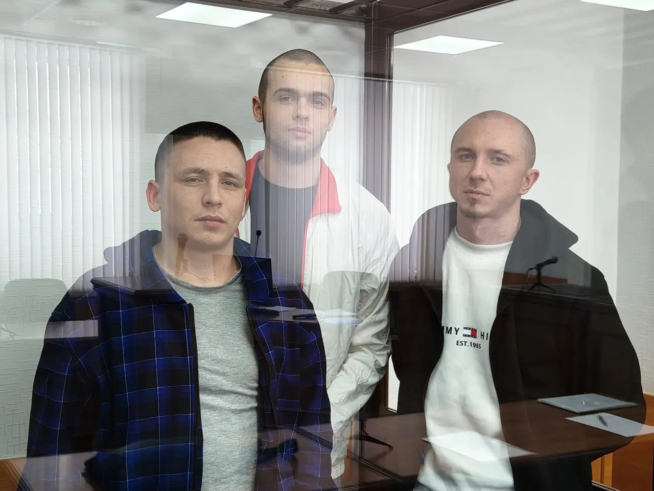 Суд назначил двум фигурантам по 20 лет лишения свободы, третьему — почти восемь лет по статьям о диверсии и подготовке теракта. Следствие утверждает, что мужчины действовали по указаниям «куратора».