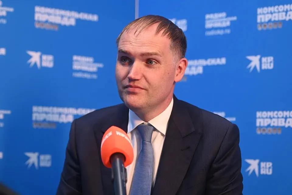 Бывший глава департамента Минпромторга арестован по делу о хищениях при реализации проектов импортозамещения. По одному из эпизодов следствие оценивает ущерб более чем в 50 млн рублей.