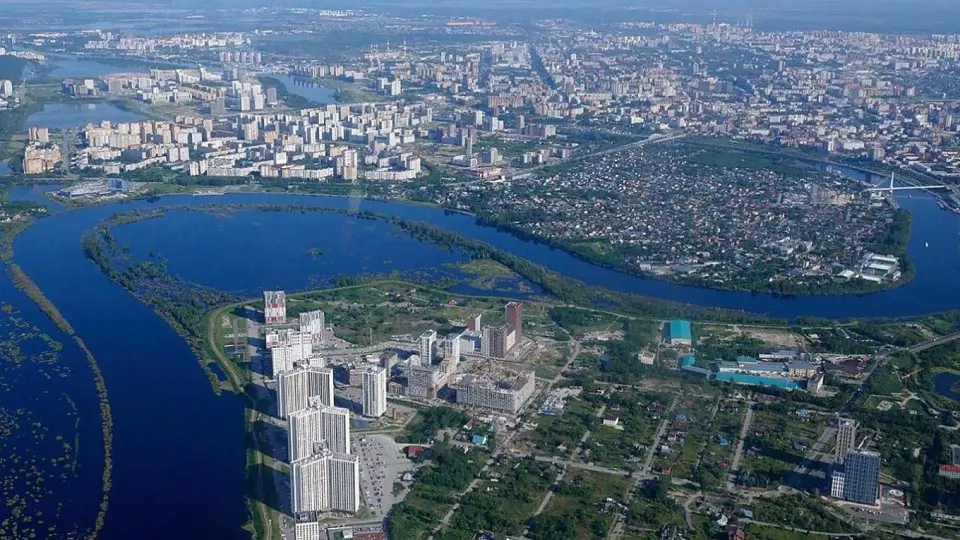 Власти организовали вывоз и подвоз питьевой воды после ухудшения качества водоснабжения из‑за паводковых сбросов; часть жителей жалуется на запах и очереди за водой.