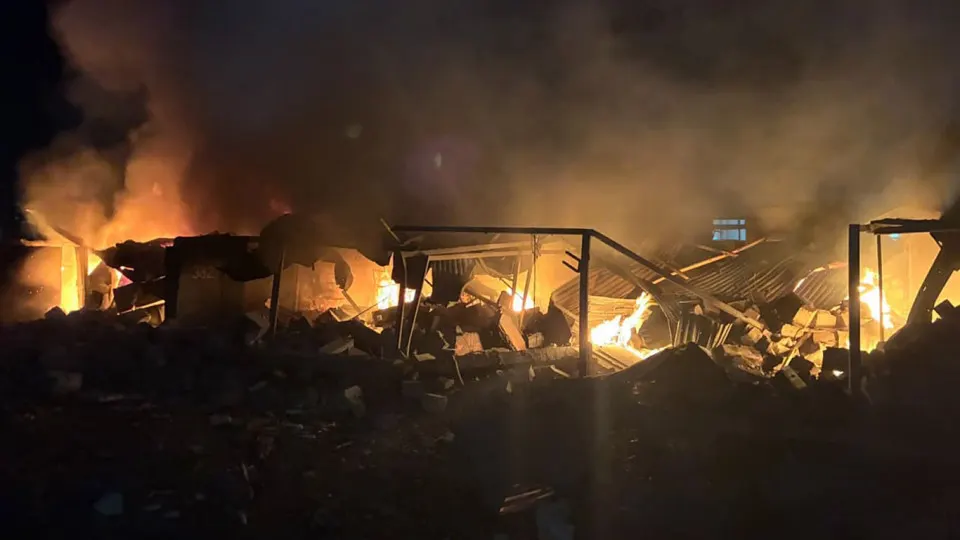 Российские силы нанесли ракетный удар по предприятию в Киеве, где производились ударные и разведывательные беспилотники американской компании; по данным источника, жертв нет. Минобороны РФ подтвердило поражение площадки, где якобы осуществлялся сбор и хранение БПЛА.