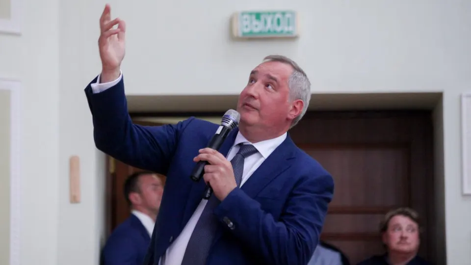 Сенатор и экс‑глава космической отрасли призвал нейтрализовать спутниковую сеть Starlink, утверждая, что это лишит противника преимущества в управлении беспилотниками. Отдельные расследования и разведданные указывают на обсуждение технических мер против сети — от кибератак до средств, влияющих на солнечные панели спутников.