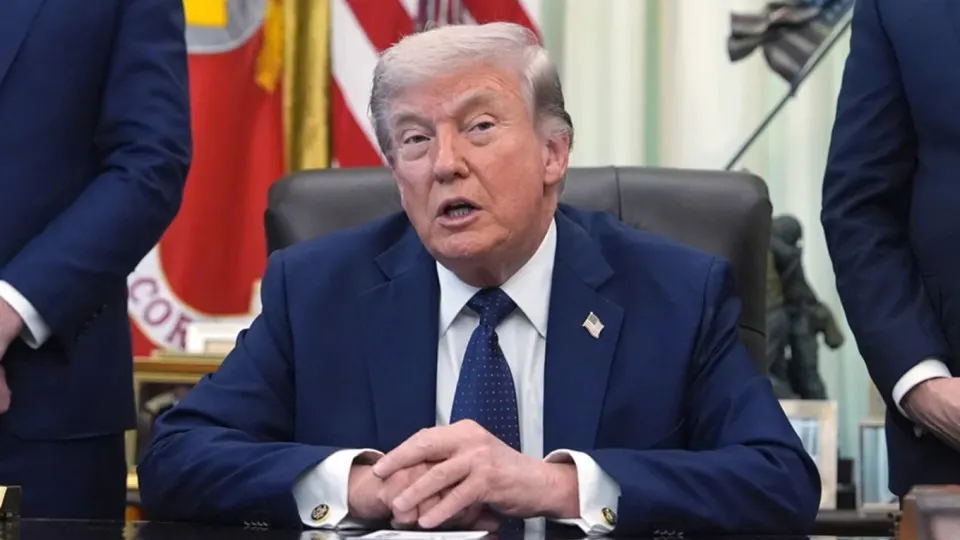 По сведениям источников, близких к американскому лидеру, Дональд Трамп смягчил отношение к Владимиру Зеленскому после впечатления от сопротивления Украины, дальнобойных ударов по российской территории и масштабов потерь на фронте; при этом в Кремле новые формулы урегулирования считают неконкретными.