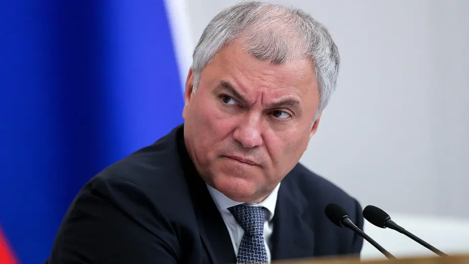 Председатель Госдумы на закрытом заседании объяснил досрочную выплату премий разрывом между доходами парламентариев и министров. В среднем каждая премия составит около 4,5 млн рублей перед сентябрьскими выборами.