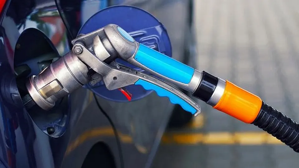 Из‑за дефицита бензина россияне активно переводят автомобили на газ: очереди на монтаж ГБО растянулись на недели, а цены на пропан и оборудование заметно выросли.