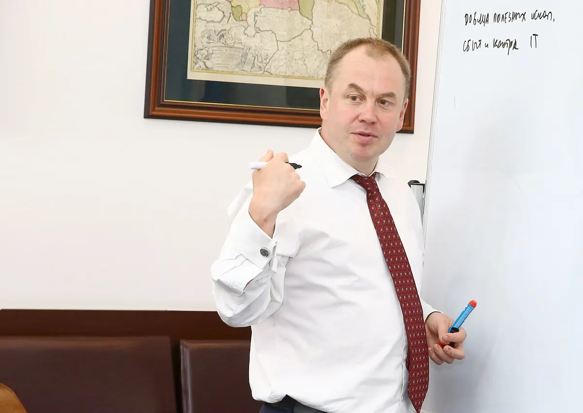 Заместитель председателя комитета Госдумы по экономической политике сообщил о нападении на сборщика подписей и краже подписей, необходимых для выдвижения. Пострадавший в реанимации; обстоятельства расследуются, политическая судьба кандидата остаётся неопределённой.