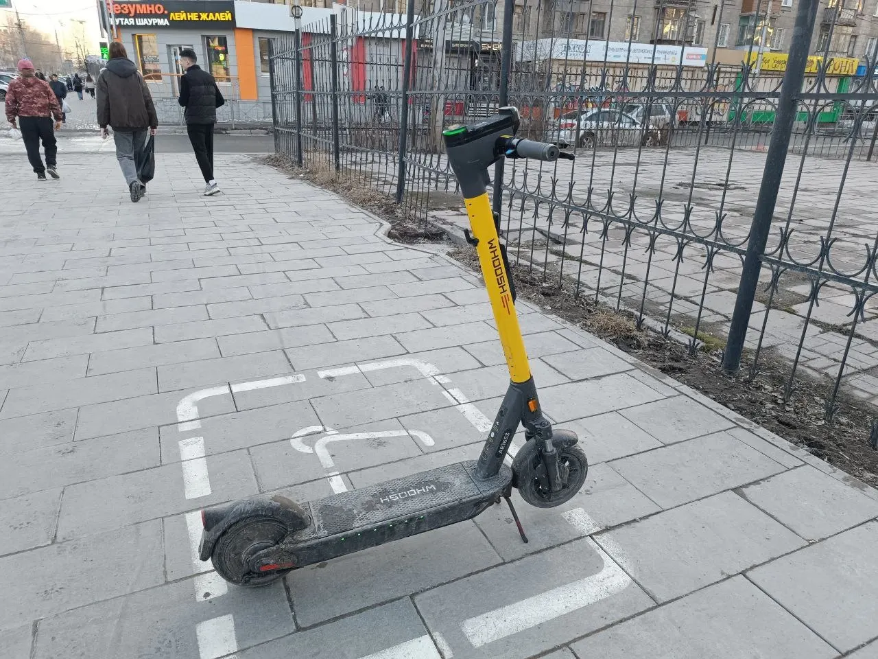 Городские власти рассматривают меры по исключению отдельных зон из официального списка парковок для аренды самокатов; решение сейчас проходит антикоррупционную экспертизу.