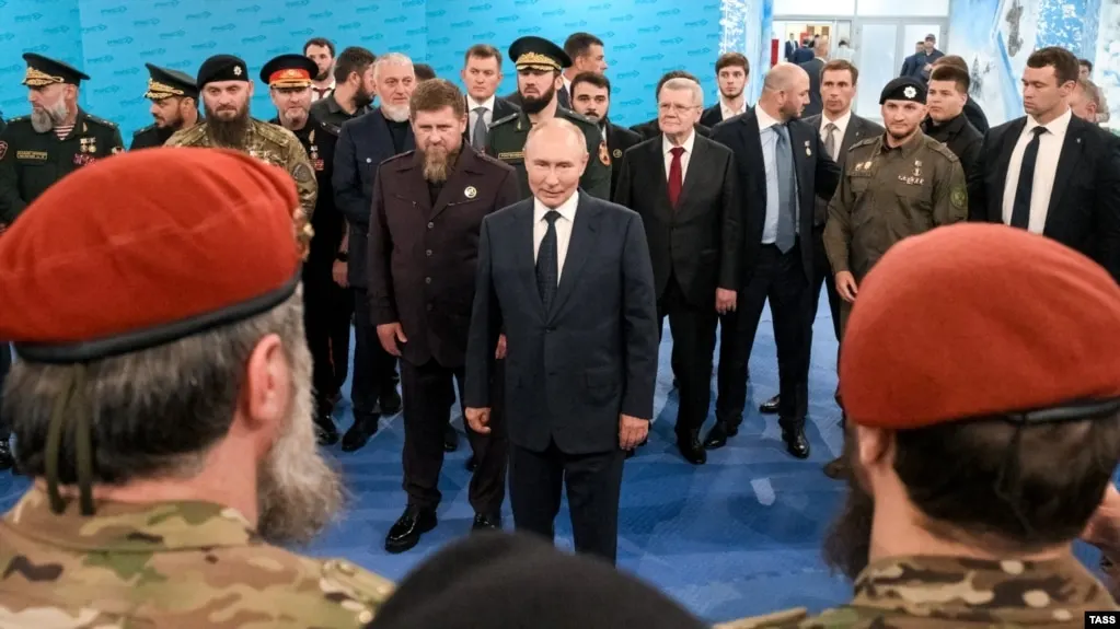 Учебный центр в Гудермесе принимает иностранных специалистов в рамках соглашений; обсуждаются вопросы финансирования и вербовки, а также влияние на регион.