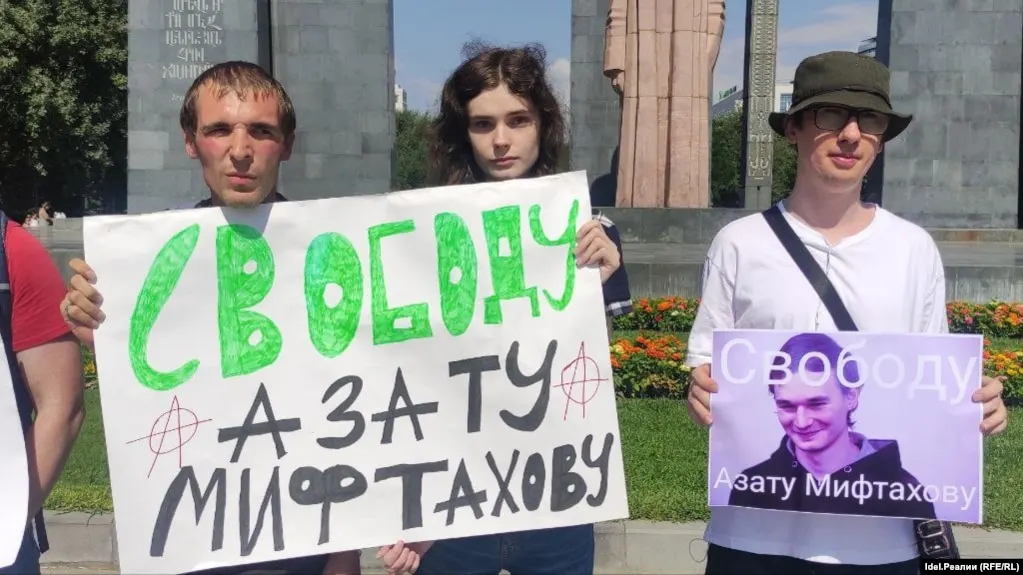 Статья Азата Мифтахова вошла в номер журнала за июнь–август 2026 года. Работа называется «Гипотеза Чуи в гильбертовом пространстве» и опубликована в условиях заключения.