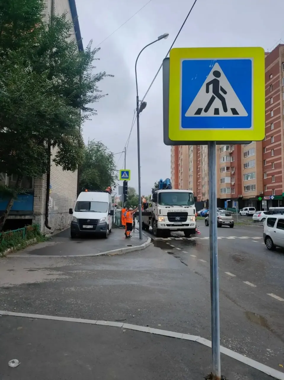 Улучшение безопасности на подходах к жилым кварталам после установки светофора на перекрёстке в городе.