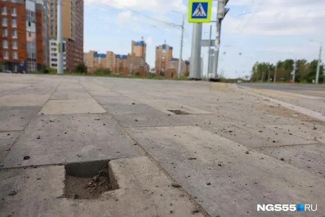 Жительница Омска выразила недовольство состоянием бульвара Архитекторов после ремонта, а власти заверили, что работы по содержанию продолжаются.