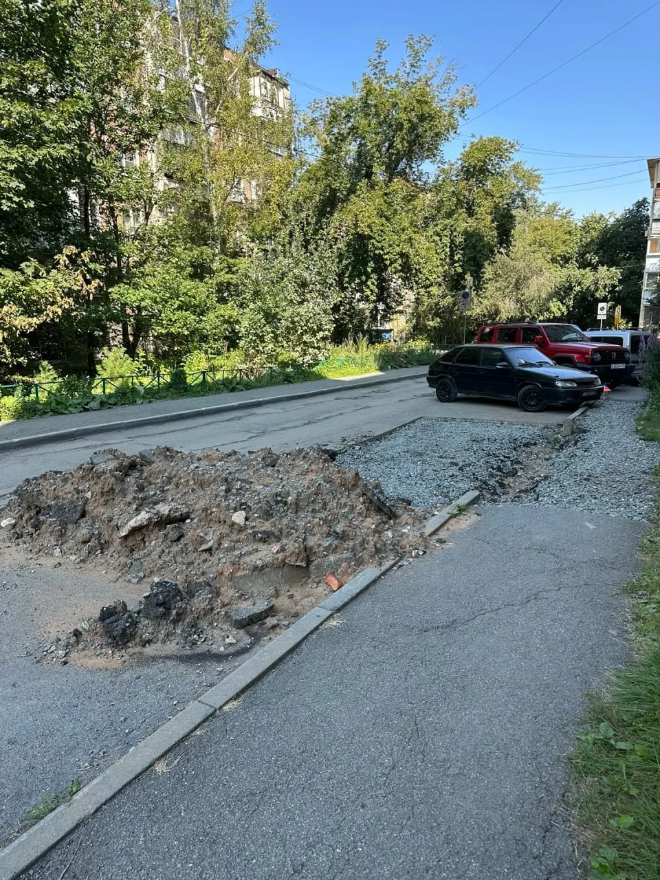 У входа у школы №147 продолжаются раскопки тротуара; власти заявляют об устранении работ, но фото оказались сделаны на другом адресе.