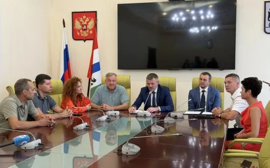 Правительство региона, независимые нефтетрейдеры и сети АЗС договорились ограничить торговые надбавки на топливо до 15% от оптовой цены; документ действует до 15 ноября 2026 года.