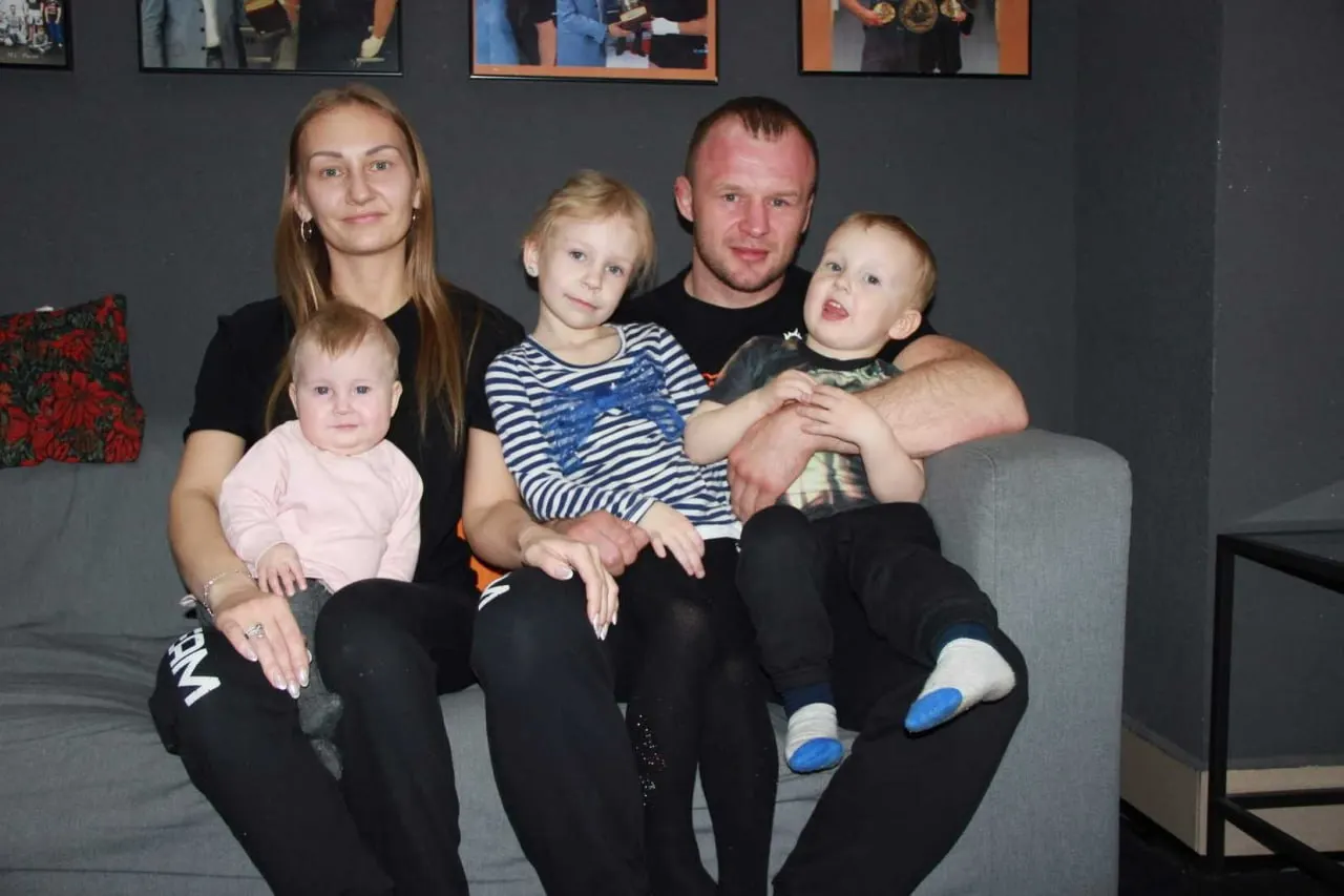 После выписки из роддома семья объявила имя малышки — Амелия; у пары теперь три дочки и три сына.