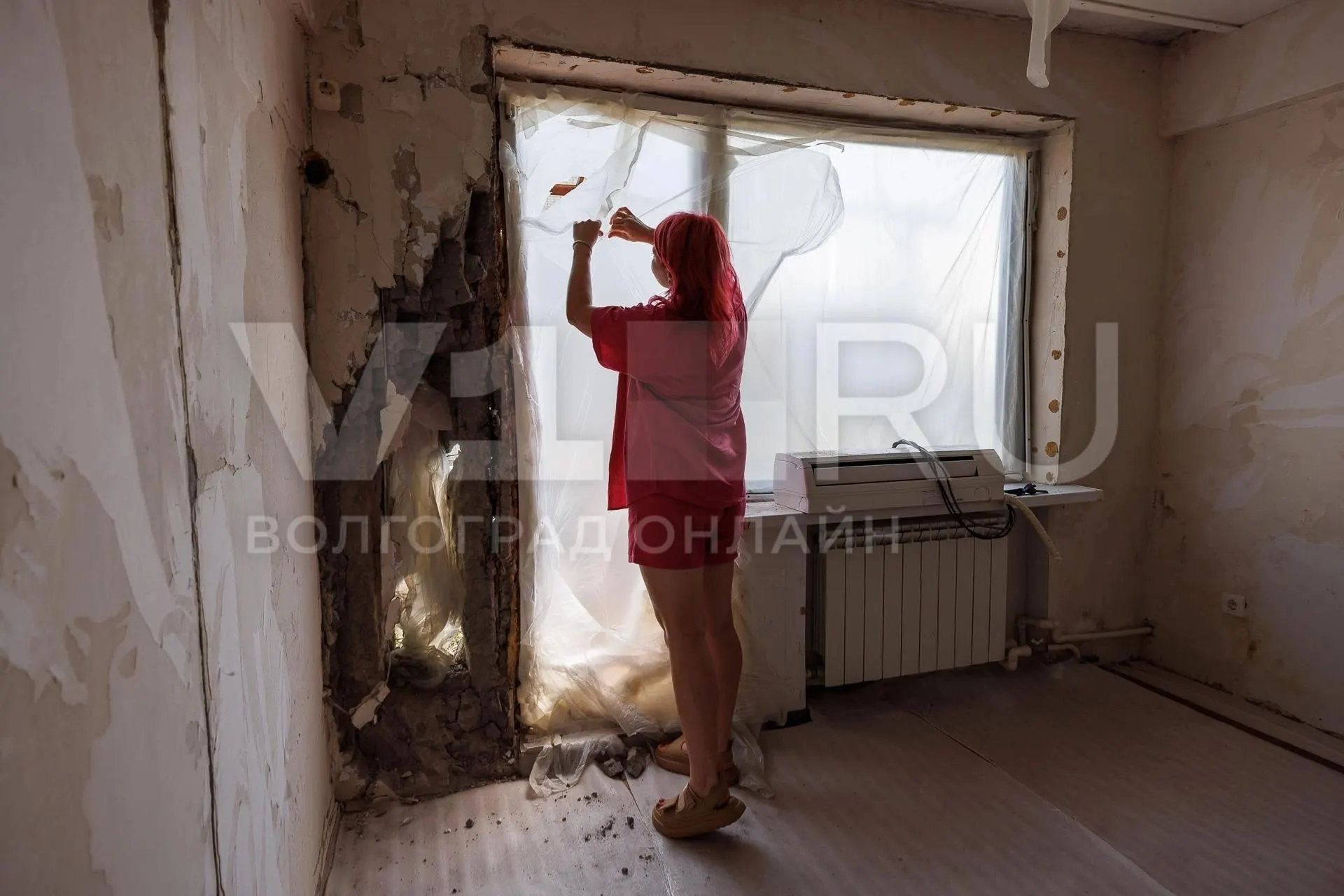 Более двух с половиной месяцев после атаки дронов ремонт не начат: в квартирах зияют дыры, с потолков падают обломки; молодая семья с двумя детьми, учительница и пожилые жильцы ждут поддержки.