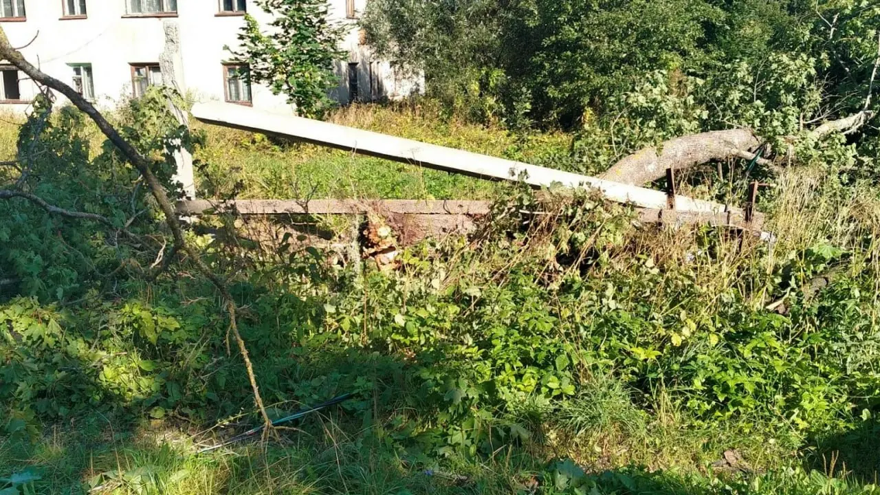 В регионе сохраняются отключения электроэнергии в ряде населённых пунктов по районам. По данным властей и жителей, положение остаётся сложным на вечер 27 августа.
