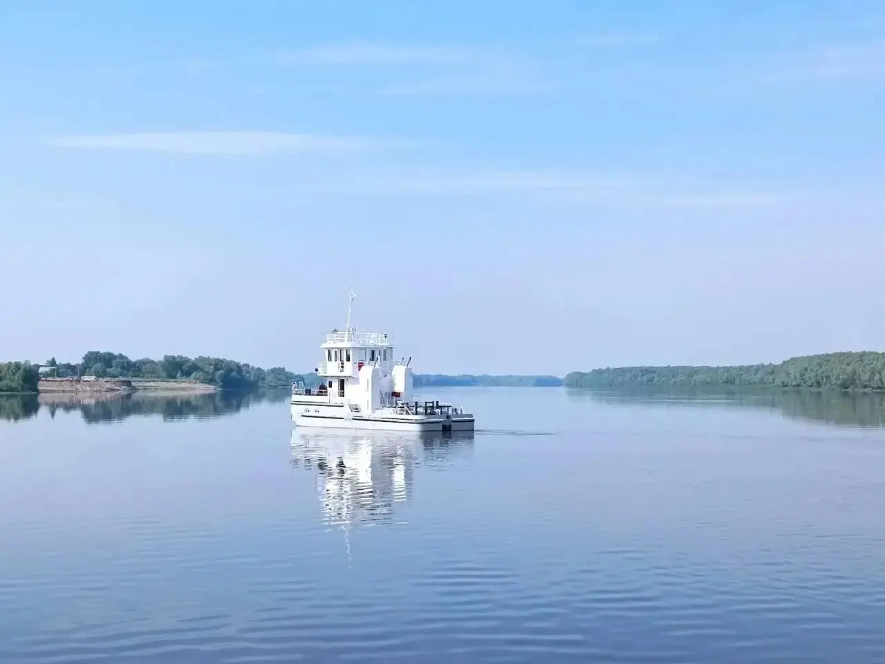 На омском предприятии спустили на воду буксир‑толкач ледового класса и пассажирский паром для переправы через Иртыш по маршруту Тобольск — Бекерево; судна рассчитаны на работу в суровом климате и круглосуточную эксплуатацию во время навигации.