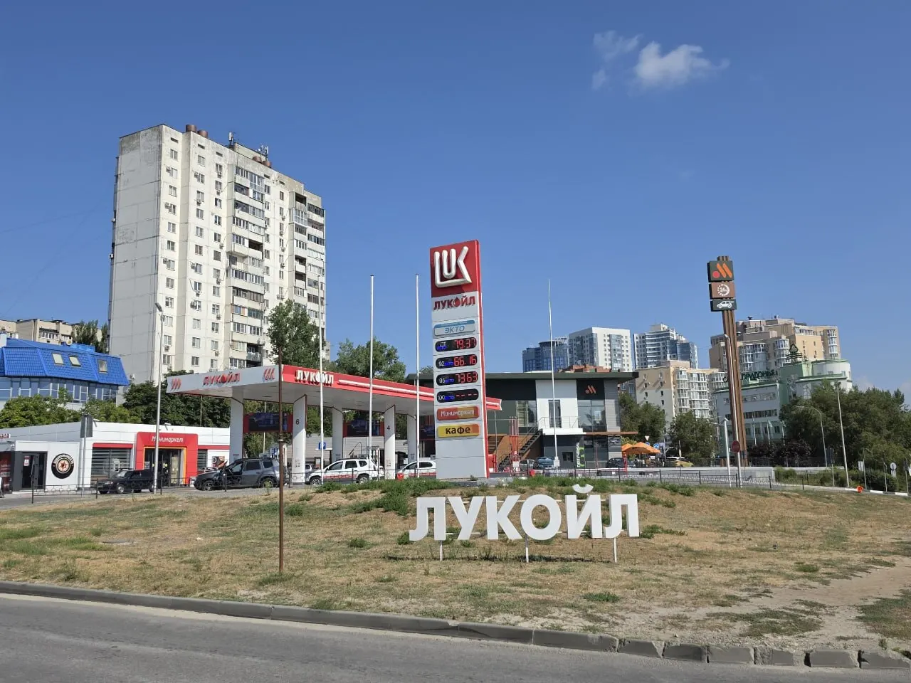Жители заметили, что утром в центре города на заправках почти не было машин — очереди за бензином исчезли.