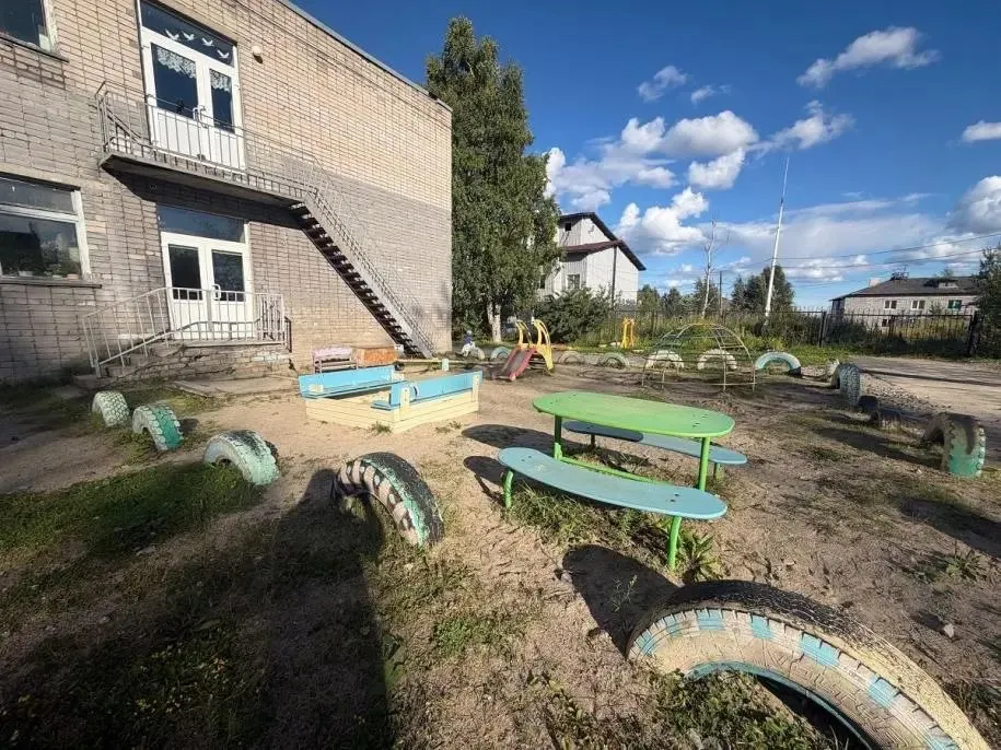 Жители Беломорска сталкиваются с затруднениями при записи детей в ближайший детский сад, несмотря на наличие свободных мест; чиновники направляют детей в другие учреждения, а в саду работают смешанные группы.