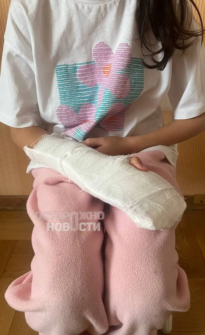 На тротуаре Санкт-Петербурга двое курсантов МЧС на одном электросамокате сбили восьмилетнюю девочку и уехали. Пострадавшая получила травмы; личности водителей установлены как супруги-курсанты, полиция пока не дала комментариев.