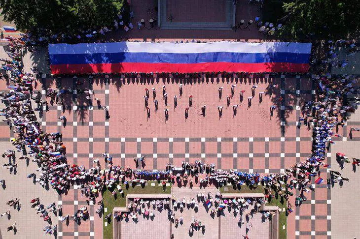 В Иркутске отметят День государственного флага России: волонтёры развернут гигантский флаг на мемориальном комплексе «Вечный огонь Славы», затем пройдёт митинг-концерт местных творческих коллективов.