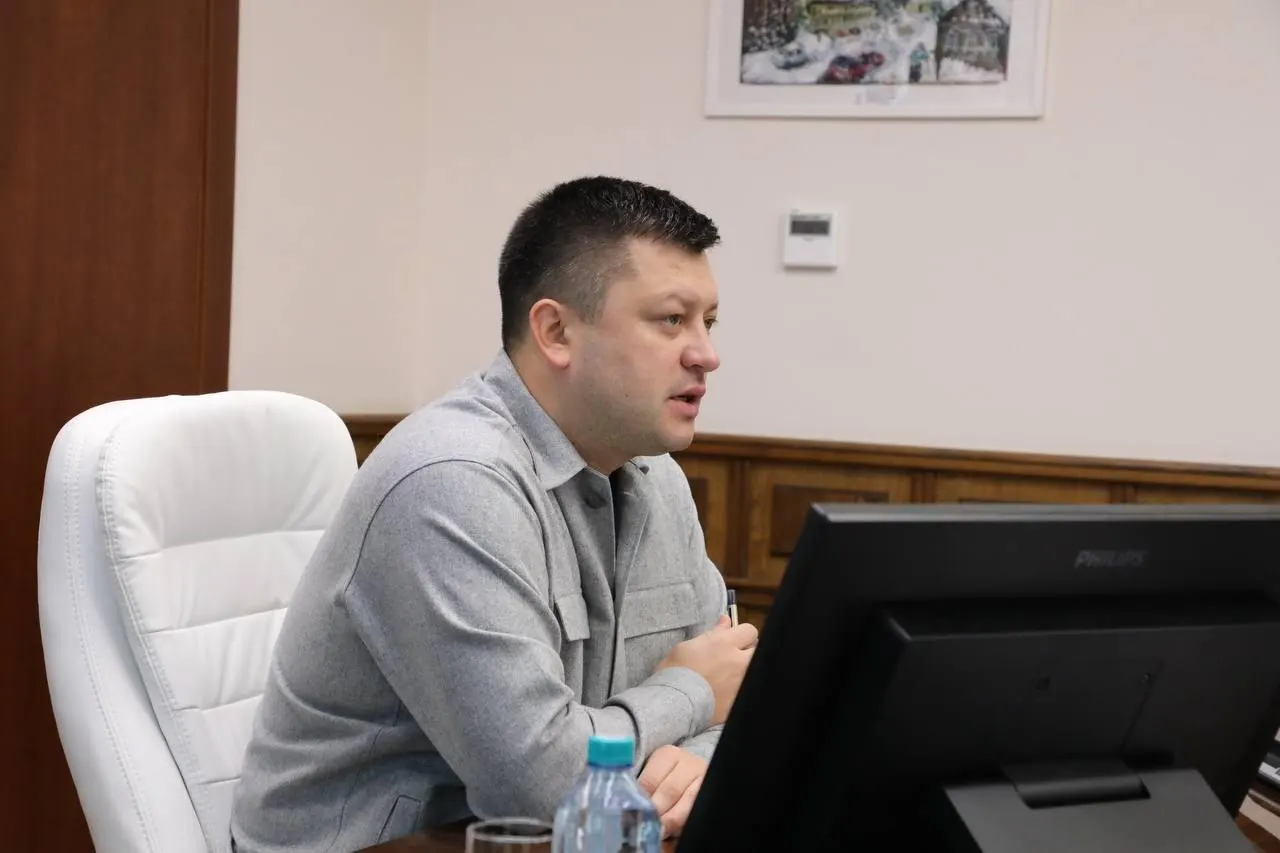 Экс-мэра Уфы Ратмира Мавлиева подозревают в превышении полномочий из-за передачи муниципальной земли частной компании; ущерб бюджету оценивается в 170 млн рублей.