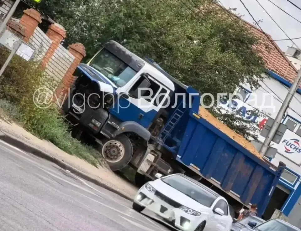 Водитель возместил ущерб прямо на месте; в полиции не зафиксировали обращений по ДТП. Дорожное происшествие возле перекрёстка с Кабардинской.