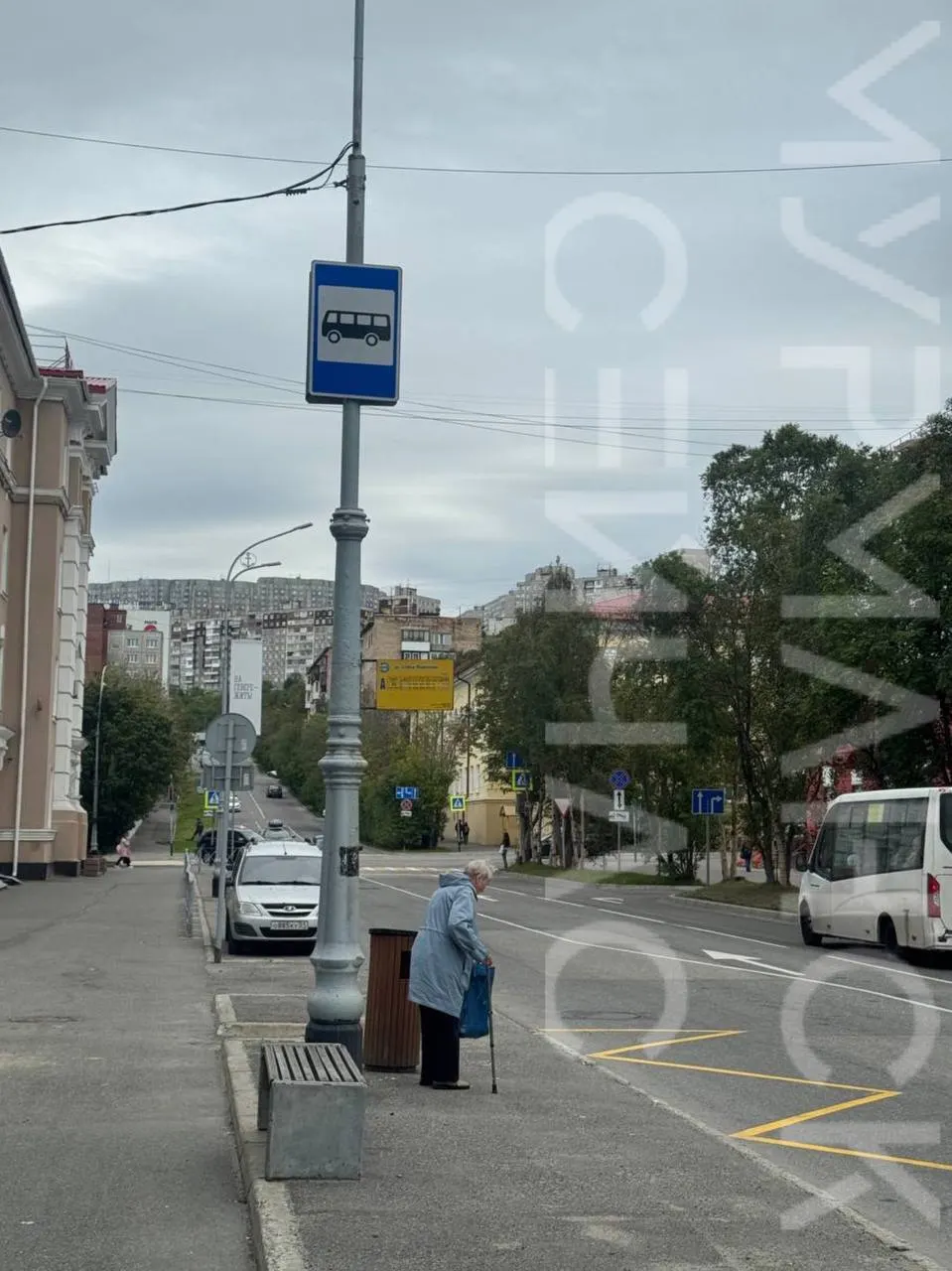 Из-за ремонта теплотрассы изменилось движение некоторых маршрутов; диспетчеры помогли пожилой женщине добраться до нужного рейса.