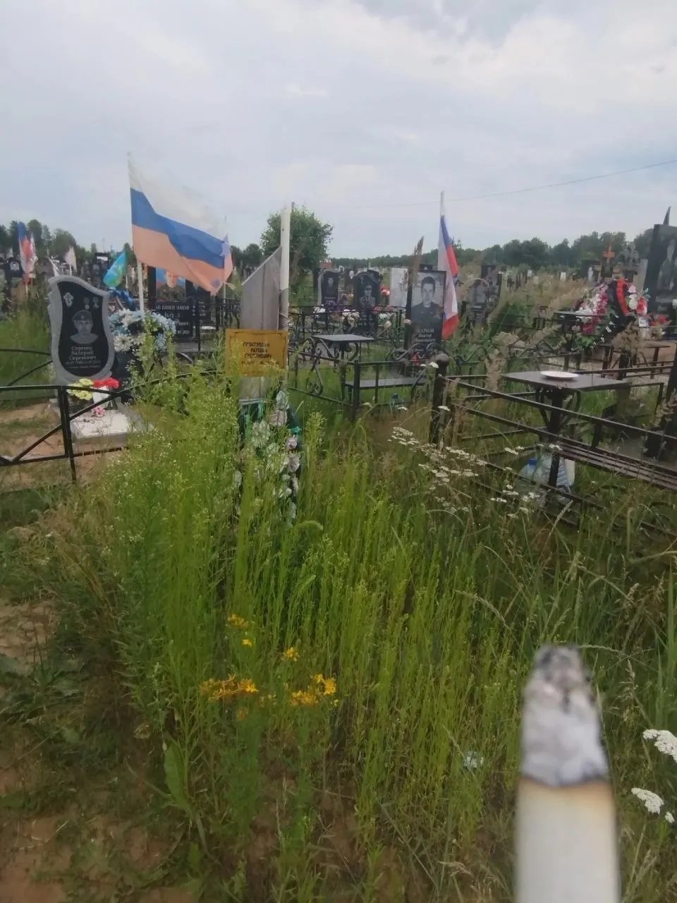 Пользователь рассказал о блокировке после просьбы поддержать памятник; ситуация касается памяти погибших вагнеровцев и обсуждения равных прав участников СВО.