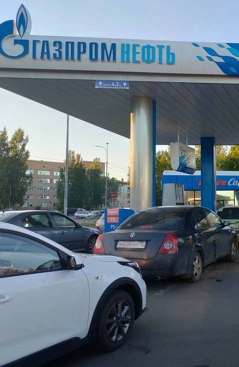 Теперь водители могут заказать водителя, который заправит машину на АЗС, экономя время на очередях. Минимальная стоимость поездки — около 95 рублей; обсуждения в соцсетях поднимают вопросы о безопасности и страховке.