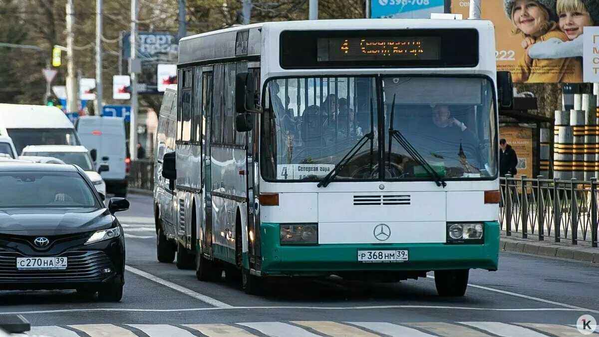 Два маршрута автобусов перестали курсировать по выходным; перевозчики указывают на дефицит водителей и нестабильность расписания.