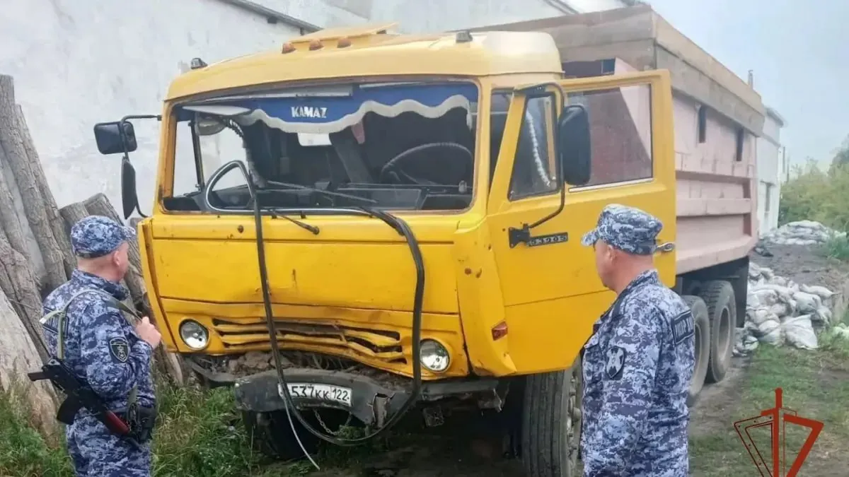 Ночью двое местных проникли на базу, завели КамАЗ — грузовик опрокинулся на дороге. Задержанного доставили в полицию; ранее он был судим за пьянство и кражи. Решается вопрос о возбуждении уголовного дела.