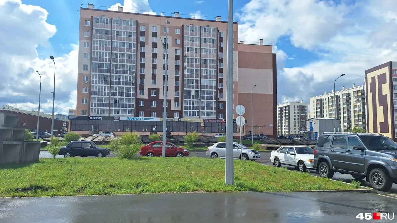На отдельных АЗС Кургана образуются очереди. К полудню доступен был только бензин АИ-95; 92-й закончился утром, к вечеру очереди снизились, цены стабильны.