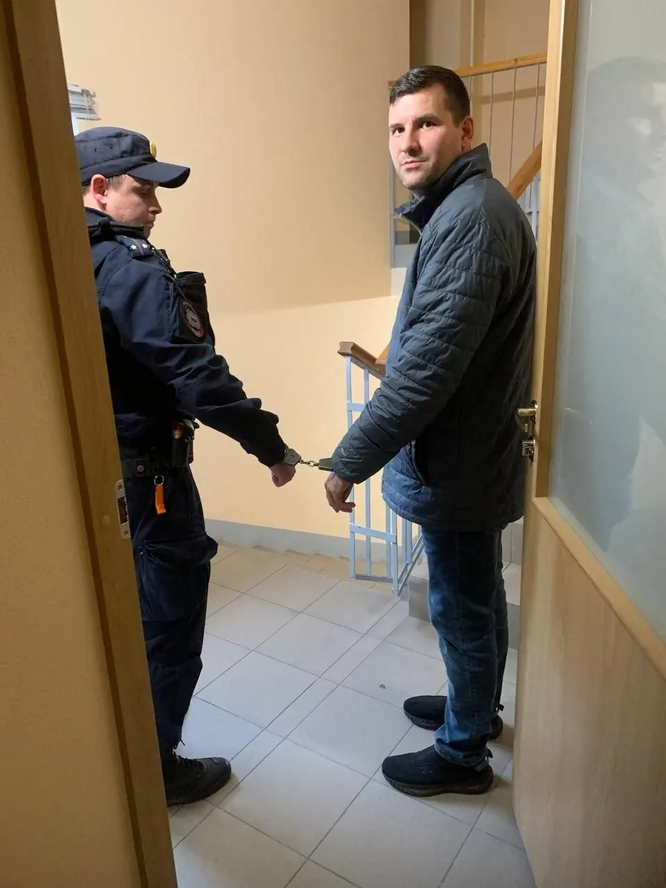 Петербургский активист Александр Виноградов арестован на 10 суток по обвинению в демонстрации экстремистской символики, связанной с публикацией в 2020 году.