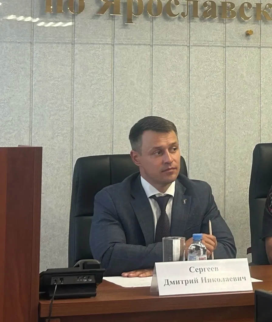 Заместитель министра дорожного хозяйства и транспорта Ярославской области ушёл с должности по собственному желанию; сейчас находится в поиске новой работы.