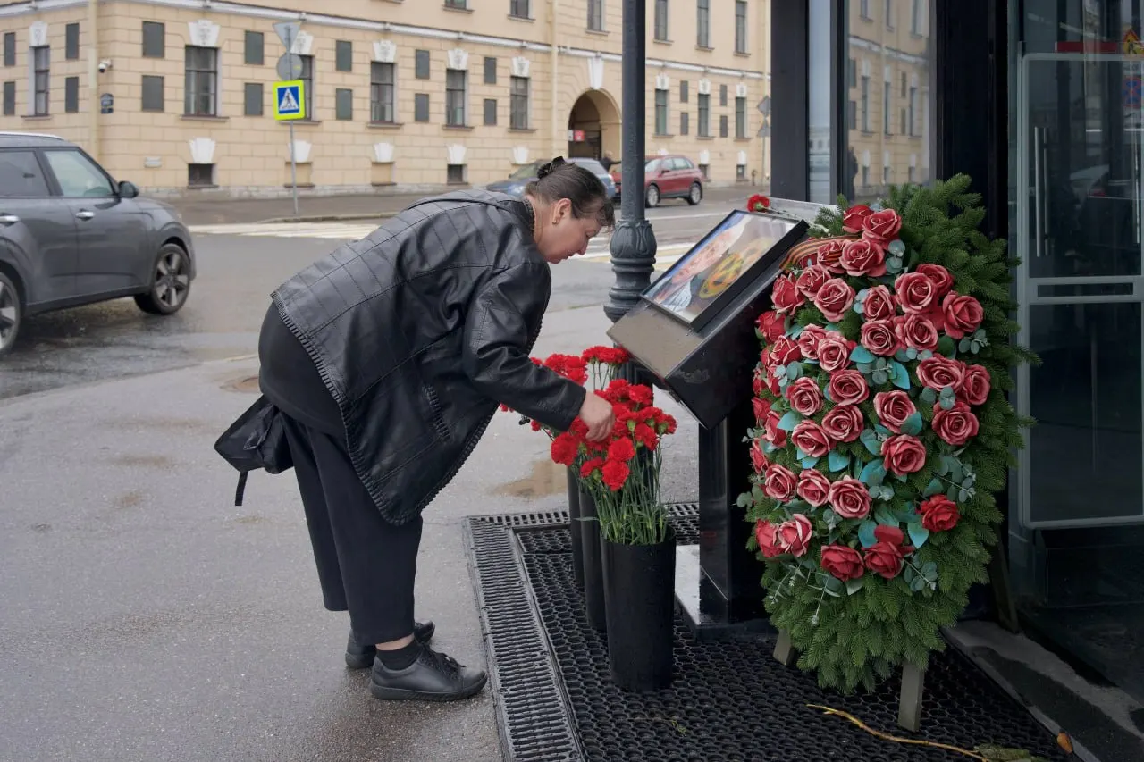 В Петербурге состоялись мемориальные мероприятия, посвящённые прошлым событиям и участникам, возлагая цветы и зажигая свечи; в этом году число посетителей заметно снизилось по сравнению с ранее.