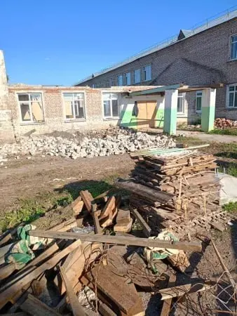 Спустя полтора года Вавожский район добился возврата аванса за ремонт Какможской школы: контракт на 119 999 987 ₽ возвращён в бюджет, взысканы неустойка и проценты.