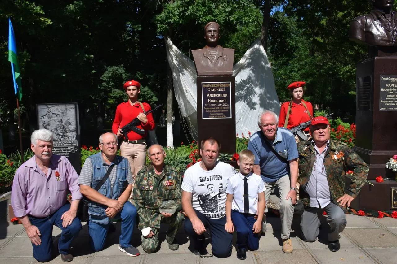 Церемония в городском парке прошла с минутой молчания и возложением цветов; бюст героя установлен в память о погибшем на войне.