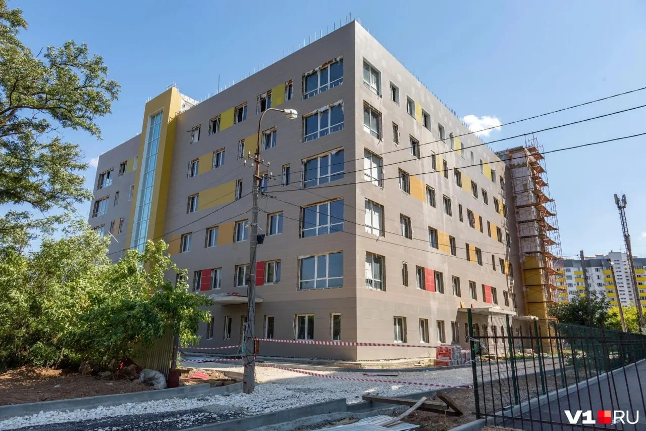 Контракт на строительство детской поликлиники в городе-спутнике Волгограда разорван в одностороннем порядке; новый подрядчик завершит работу за счёт бюджета.