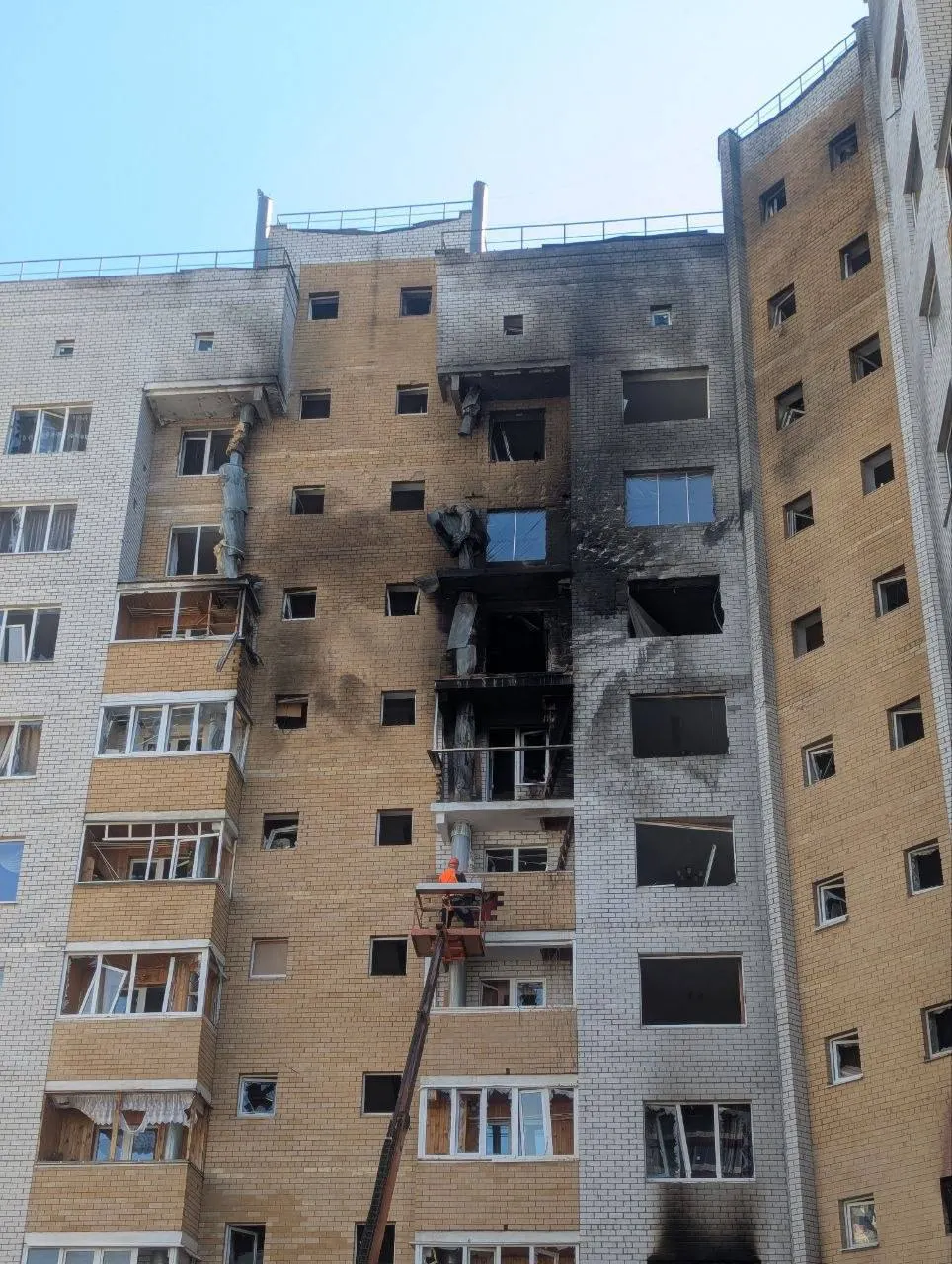 После майской атаки беспилотников дом на улице Строителей восстановлен; жильцы вернули свои квартиры, комиссия приняла выполненные работы, выплаты за ущерб произведены.