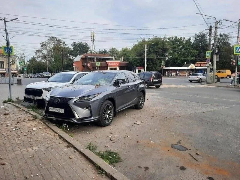 Вчера возле дома на пересечении улиц Ленина и Герцена упал обломок фасада на припаркованный автомобиль. Пострадавших нет.