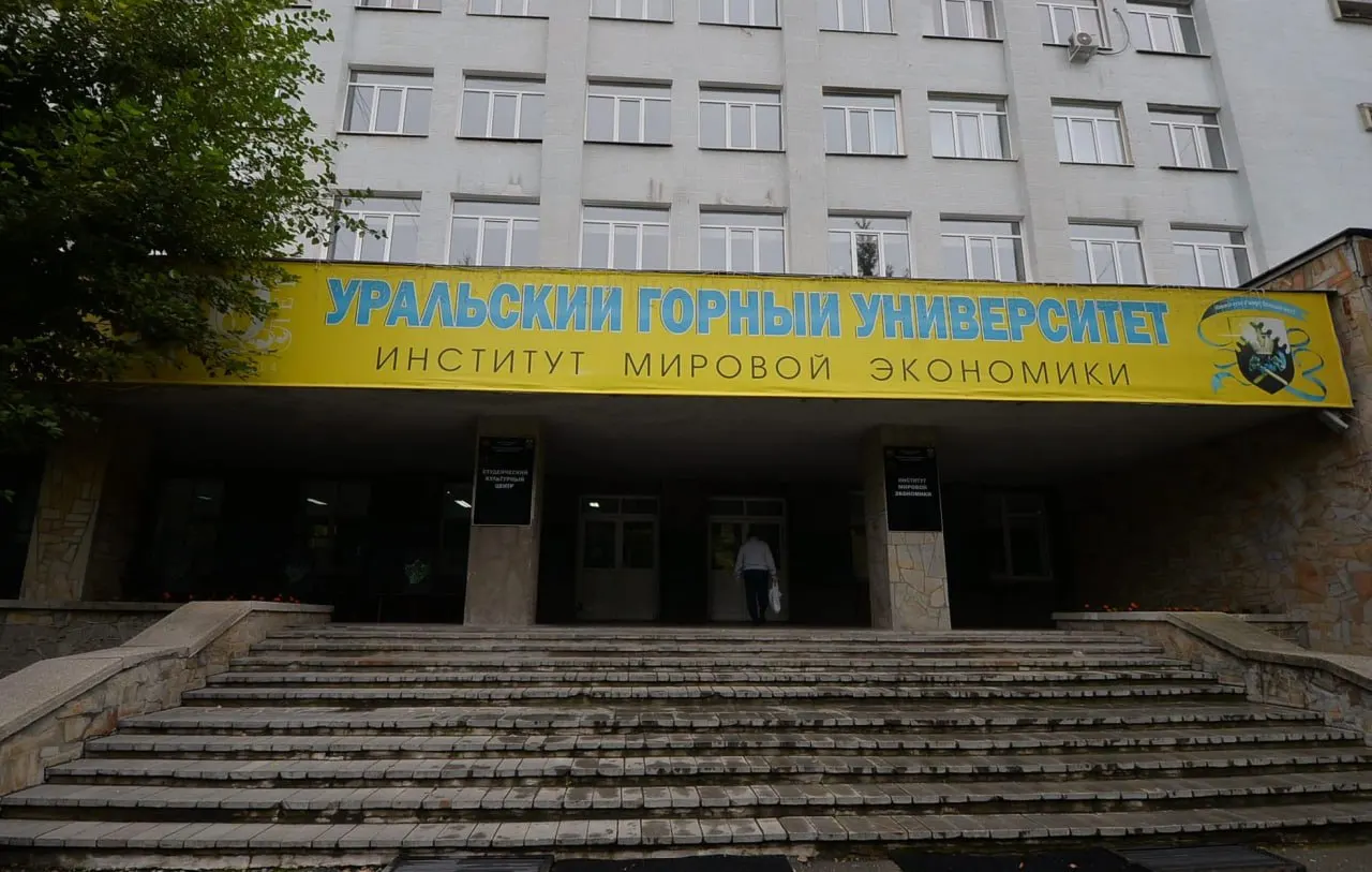 После подачи документов и оплаты за заочную форму обучения сын участника СВО не прошёл конкурс из‑за нехватки баллов по русскому языку; договор расторгнут, деньги вернут.