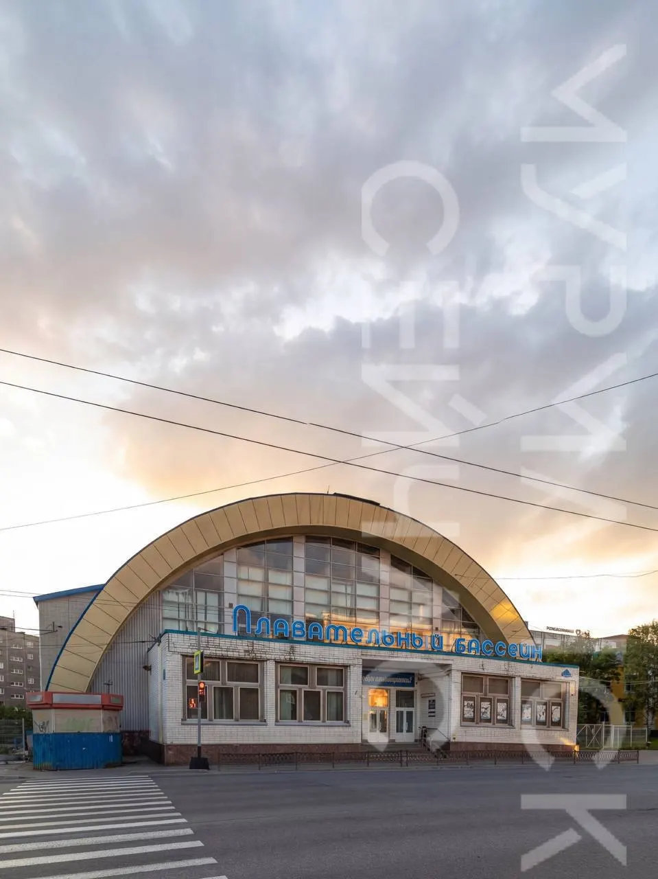 Назначены подрядчики на капитальный ремонт центрального плавательного бассейна и прилегающих дорог; работы займут более года, открытие запланировано на конец 2027 года.