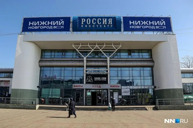 На месте кинотеатра планируют возвести 25‑этажный дом и ледовую арену; завершение проекта запланировано на 2031 год, документы по планировке вынесены на общественные обсуждения.