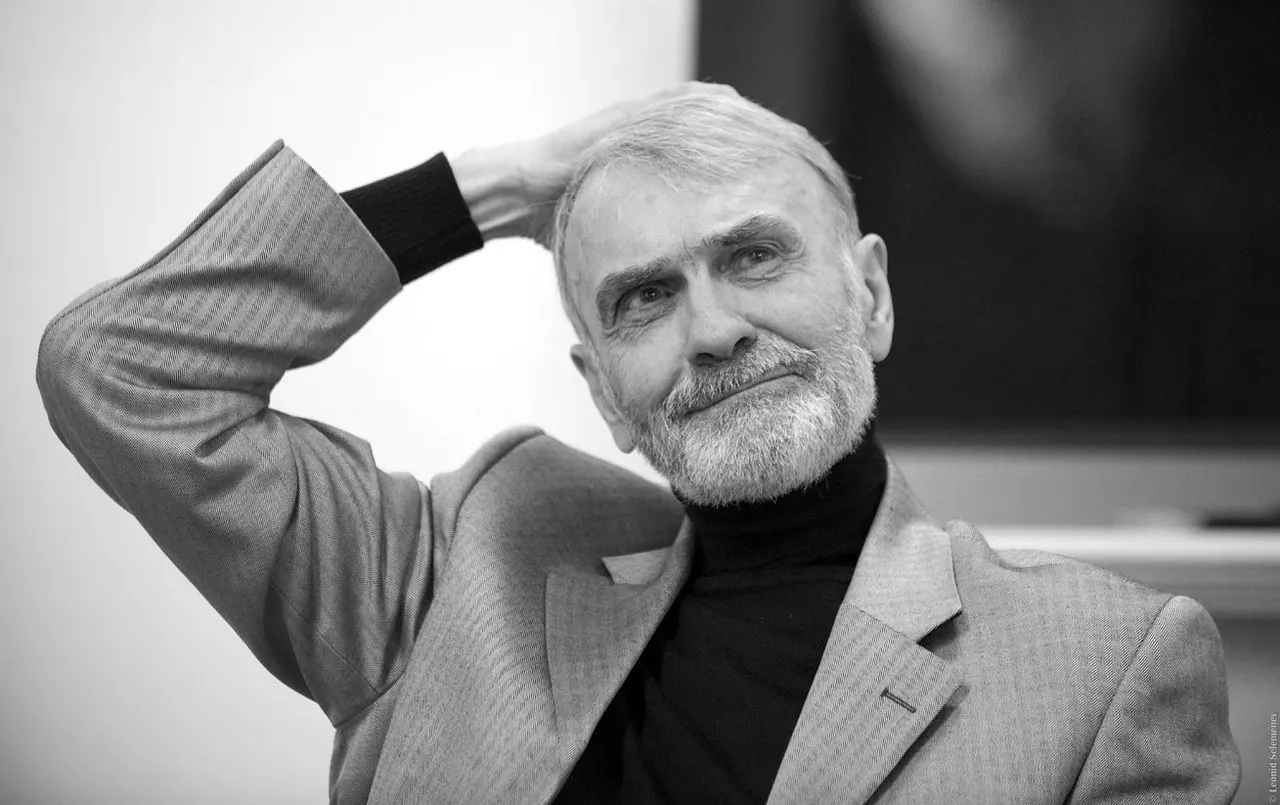 Известный культурный журналист и интервьюер Феликс Медведев скончался в возрасте 85 лет. Он прославился своими беседами с писателями и деятелями культуры, а также работал в журнале и на телевидении.