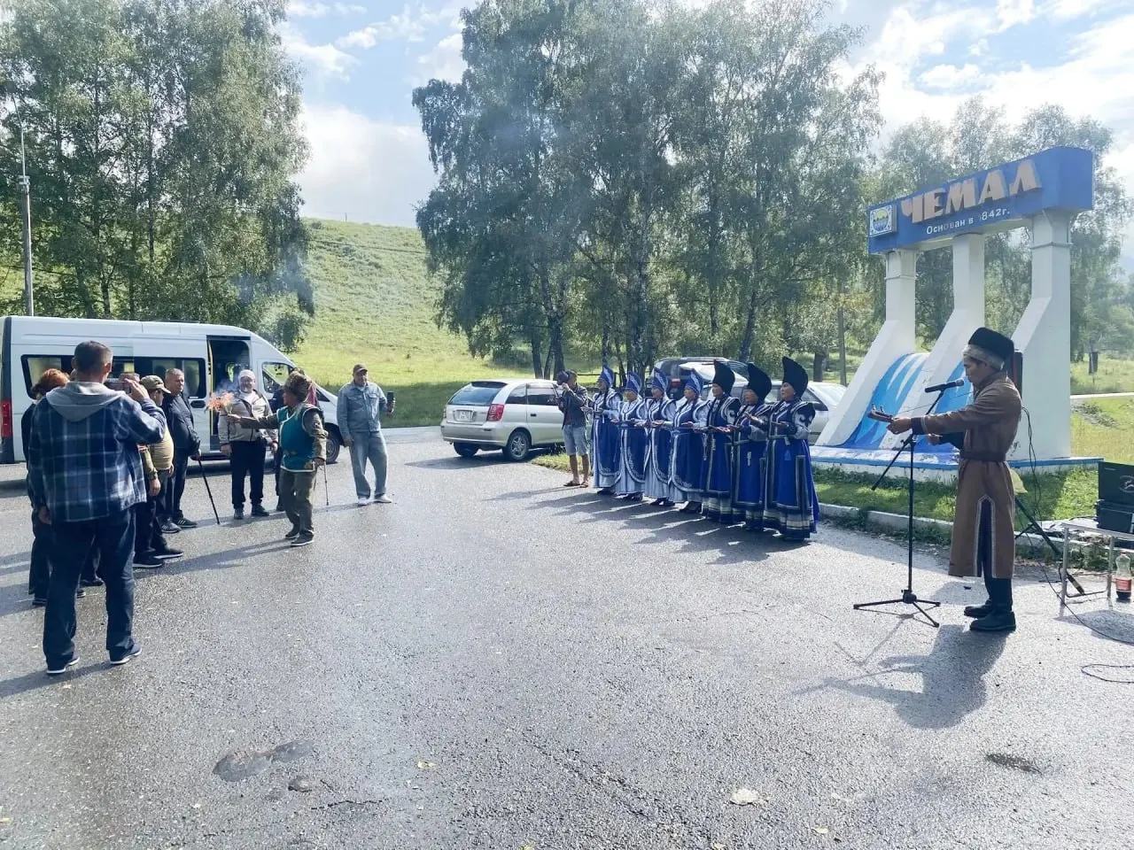 Группа военнослужащих из Луганской Народной Республики прибыла в Чемальскую районную больницу на курс реабилитации; их встретили представители культуры, после чего глава района провёл благословение.